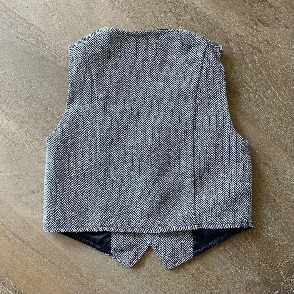 🐻 2/$25 • The Children’s Place | Black & White Herringbone Vest